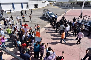 Afuera de la Expo Feria de Gómez Palacio se congregaron para poder recibir al presidente.
