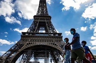 El virus está circulando activamente en aproximadamente el 20% de las regiones de Francia y las autoridades ordenaron que todas las personas usen tapabocas en zonas públicas de todo París. (ARCHIVO) 