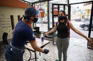 Ecuador registró este jueves un total de contagios por coronavirus de 111,219 personas, 670 más que la víspera, y de 6,471 fallecidos confirmados y 3,708 probables. (ARCHIVO) 