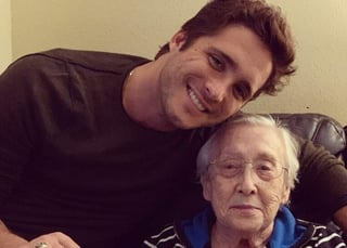 El actor Diego Boneta compartió en sus redes sociales el fallecimiento su abuelita Pepa, con un mensaje y varias fotografías y videos donde se ve la entrañable relación que ambos tenían. (INSTAGRAM) 