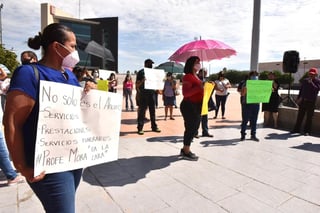Protestaron este jueves en la Plaza Mayor de Torreón para denunciar la falta de pago del Fondo de Ahorro. (ÉRICK SOTOMAYOR)
