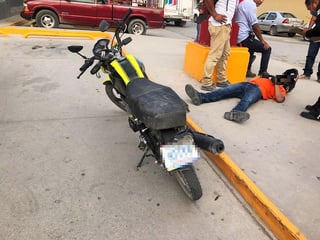 Paramédicos de la Cruz Roja arribaron al lugar para atender al motociclista y al sexagenario, mismos que fueron trasladados a distintos hospitales. (EL SIGLO DE TORREÓN)