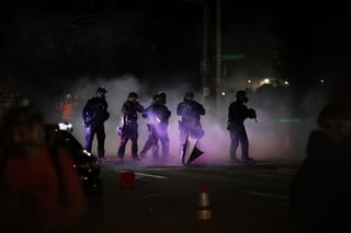 Manifestantes y agentes federales se enfrentaron el miércoles por la noche en Portland frente a un edificio del Servicio de Control de Inmigración y Aduanas (ICE por sus siglas en inglés), en una nueva noche de violencia en la ciudad más grande del estado de Oregon. (ARCHIVO) 