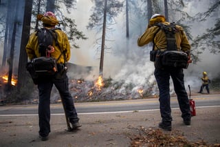 Los bomberos volvieron a lograr esta madrugada importantes avances contra los múltiples incendios que permanecen activos en California (EUA), dos de los cuales están contenidos ya en más de un 30 %, aunque dos personas siguen desaparecidas. (ARCHIVO) 