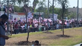 El presidente Andrés Manuel López Obrador acortó su participación a tres minutos con 20 segundos en la inauguración de las obras de mejoramiento urbano en Matamoros, Tamaulipas, debido al gran número de personas que se congregaron como si se trata de un mitin político y no se respetó la medida de sana distancia. (ESPECIAL)