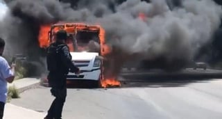 Un transporte de personal sufrió un incendio mientras se trasladaba por vialidades de la ciudad de Saltillo, el cual terminó en la pérdida casi total de la unidad. (EL SIGLO DE TORREÓN)