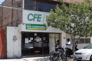 Habitantes de la colonia El Fresno del Norte en Madero denunciaron que constantemente registran apagones en el servicio de energía eléctrica y cansados de esa situación el miércoles tomaron las oficinas de Comisión Federal de Electricidad (CFE). (MARY VÁZQUEZ)