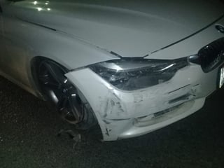 El automóvil BMW fue abandonado luego de la colisión. (EL SIGLO DE TORREÓN)