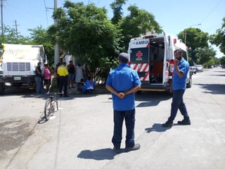 Paramédicos de Cruz Roja llegaron al lugar del accidente para auxiliar al asustado niño que no paraba de llorar. (EL SIGLO DE TORREÓN)