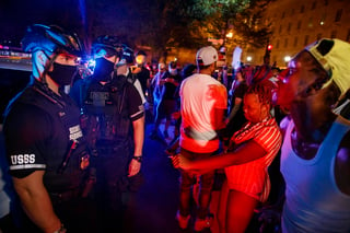Las protestas afuera de la Casa Blanca se realizaron en un ambiente casi festivo, sin incidentes violentos. (EFE) 