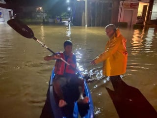 Durante la madrugada fueron rescatadas 18 personas que se encontraban en sus azoteas en la localidad costera de Melaque debido a la inundación de buena parte de la zona centro, por lo que fueron trasladadas a albergues o con familiares cercanos.
(EFE)
