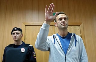El líder de oposición ruso Alexéi Navalni (d) sigue en coma inducido por un presunto envenenamiento, pero su condición es estable y sus síntomas mejoran. (ARCHIVO) 