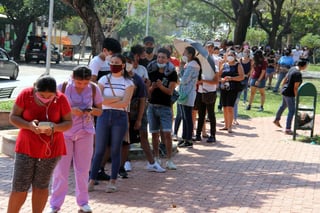 Decenas de personas realizaron este viernes filas en varias ciudades bolivianas en el último día para empadronarse para votar en las elecciones previstas el 18 de octubre en el país, en medio de la emergencia sanitaria por la COVID-19. (EFE) 
