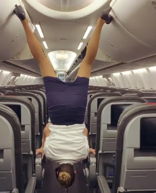 Aeromoza muestra sus habilidades acrobáticas al cerrar compartimientos con sus pies