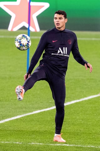 El veterano defensor brasileño Thiago Silva se convirtió en el más reciente fichaje del Chelsea, tras una larga estadía en el PSG. (EFE)
