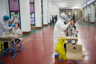 'No hace falta que los estudiantes se coloquen la mascarilla en el campus, pero deberían llevarla por si acaso', señaló el subdirector del Departamento de Educación de Wuhan, Wang Chifu.
(ARCHIVO)