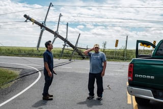 Mientras que miles de vecinos de Luisiana y Texas se han quedado sin electricidad y agua y no saben cuándo podrán volver a acceder a esos servicios. (ARCHIVO)