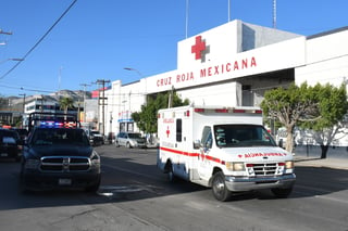 Paramédicos del CRUM trasladaron al afectado a las instalaciones de la Cruz Roja de la ciudad de Torreón. (EL SIGLO DE TORREÓN)
