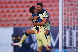 Henry Martín (d) celebra con Federico Viñas tras marcar el segundo tanto en la victoria del América 2-1 sobre San Luis.