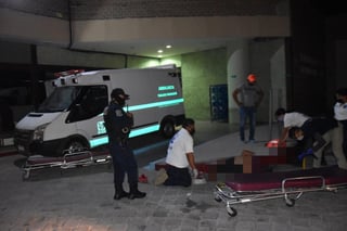 Un hombre que fue golpeado hasta la inconsciencia permaneció tirado en el exterior de la Unidad de Medicina Familiar (UMF) número 84 del IMSS porque no había personal que lo atendiera.