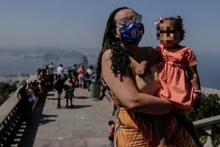 Brasil registró 566 muertes vinculadas a la COVID-19 en el último día y acumula 120,828 fallecidos en total, según informó el Gobierno este domingo, que dejó escenas de playas llenas de bañistas en Sao Paulo y Río de Janeiro, dos de las regiones más golpeadas por la pandemia. (ARCHIVO)