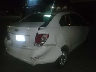 El accidente sucedió cuando el joven conductor maniobraba de reversa su auto, sin poner la atención necesaria, cuando fue impactado en su parte posterior por la parte frontal del taxi. (EL SIGLO DE TORREÓN)