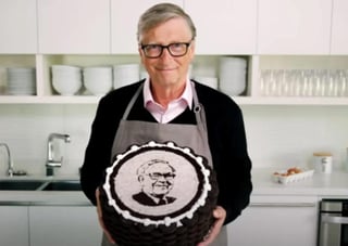 En un video compartido en sus redes sociales y en su página de internet, Gates aparece en una cocina con un delantal donde elabora un pastel de chocolate con galletas oreo desde la mezcla hasta el horneado y el decorado que resulta ser ¡el rostro de Warren Buffett!
(ESPECIAL)