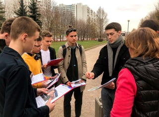 Un opositor ruso, Yegor Zhúkov (d), fue agredido por unos desconocidos en Moscú, pero el Kremlin negó hoy que dicho incidente tenga relación con el presunto envenenamiento del líder opositor, Alexéi Navalni. (ARCHIVO) 