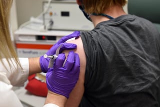 La Organización Mundial de la Salud (OMS) considera que una vacuna contra la COVID-19 debe aprobarse en función de los resultados obtenidos en la fase 3 de ensayos clínicos para evitar abusar de los atajos que podrían afectar los datos sobre su verdadera eficacia y seguridad. (ARCHIVO) 