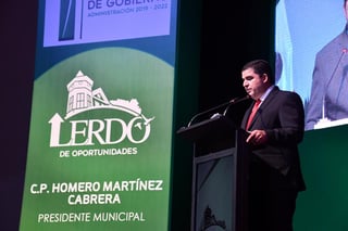 En un segundo evento, el alcalde de Lerdo, Homero Martínez Cabrera ofreció un mensaje con motivo de su Primer Informe de Actividades ante mas de un centenar de invitados que asistieron al Teatro El Centauro. (GUADALUPE MIRANDA)