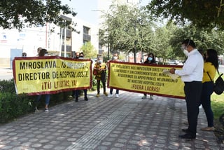 Personal sindicalizado del Hospital General del ISSSTE en Torreón protestó ayer poco después de las 10:30 de la mañana en el camellón ubicado en la calzada Colón y avenida Allende. (JESÚS GALINDO)