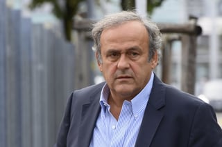 El expresidente de la UEFA Michel Platini frente a la sede de la fiscalía general de Suiza. (EFE)