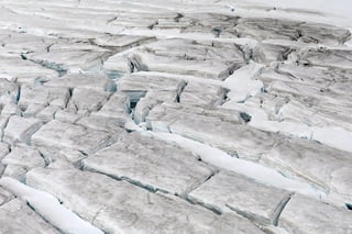 La rapidez con que se derriten las capas de hielo de Groenlandia y la Antártida, que han elevado el nivel global del mar en 1.8 centímetros desde la década de 1990, sigue los peores escenarios. (ARCHIVO) 