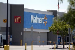 El servicio, llamado Walmart+, costará 98 dólares al año, es decir 12.95 dólares al mes y ofrecerá envíos a domicilio en menos de 24 horas para 160,000 productos, descuentos en gasolineras y la posibilidad de ir a una tienda Walmart y pagar sin tener que hacer fila.
(ARCHIVO)