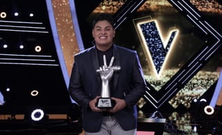 Luego de que el lagunero Fernando Sujo se coronara en la competencia de canto La Voz Azteca la noche del lunes, el gobernador de Coahuila felicitó al joven de 16 años. (TWITTER) 