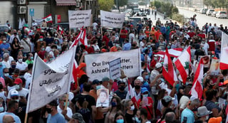Decenas de personas se concentraron en los alrededores del Parlamento libanés para protestar contra la designación del nuevo primer ministro. (ARCHIVO) 