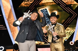 Felices. Fernando Sujo y Christian Nodal presumen los trofeos que obtuvieron luego de ganar La Voz Azteca.