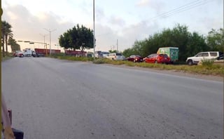Usuarios de redes sociales difundieron fotografías de vehículos atravesados en distintas vías de Reynosa.
(TWITTER)