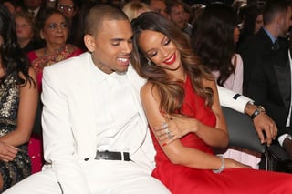 Rihanna rompió el silencio sobre su relación con su expareja el cantante Chris Brown luego de terminar su romance hace 12 años. (ESPECIAL) 