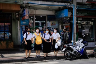El primer ministro de Tailandia felicitó el miércoles a la ciudadanía por pasar 100 días sin un caso de transmisión local de coronavirus, aunque el país reforzó su frontera con Myanmar como precaución contra la enfermedad. (EFE) 