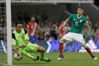 El arquero Keylor Navas trata de detener un remate en un partido entre la Selección Mexicana y Costa Rica. (ARCHIVO)
