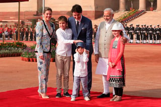 El primer ministro canadiense, Justin Trudeau, y su esposa, Sophie Gregoire, decidieron que sus tres hijos acudan a la escuela en vez de la alternativa de que sigan las clases a distancia por el riesgo que representa la pandemia de COVID-19. (CORTESÍA)