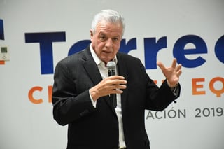 El alcalde de Torreón, Jorge Zermeño, enfatizó en los datos que le proporcionó la Secretaría de Salud la semana pasada, indicando que el color 'verde' se logró gracias al trabajo de la ciudadanía. (FERNANDO COMPEÁN)