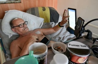 Alain Cocq, un ciudadano francés de 57 años, dejará de comer, de beber y de tratarse desde este viernes y documentará su final en directo a través de Facebook a partir del sábado. (ESPECIAL) 

