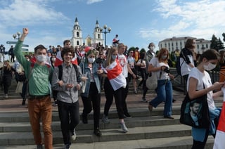 Cientos de personas protestaron en la capital de Bielorrusia el viernes contra la disputada reelección del presidente autoritario de la nación, mientras la policía dispersó a los estudiantes universitarios que intentaban mostrar solidaridad con sus compañeros detenidos a principios de semana. (ARCHIVO) 