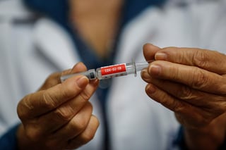 Perú, el primer país del mundo en mortalidad relativa de COVID-19 y el quinto en casos confirmados, será el escenario de los ensayos clínicos de, hasta el momento, cuatro vacunas distintas contra el nuevo coronavirus desarrolladas por laboratorios de China, Estados Unidos, Reino Unido y Alemania. (ARCHIVO) 
