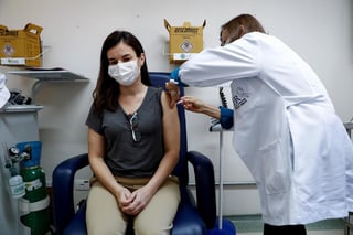 La vacuna contra la COVID-19 desarrollada por científicos rusos comenzará a ser probada en unas diez mil personas en Brasil a finales de octubre, luego de que las autoridades sanitarias aprueben su uso en el país. (ARCHIVO)