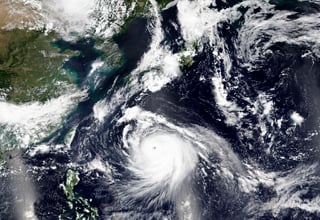 Un tifón está enfilando hacia el sur de Japón pocos días después de que otra tormenta dejó decenas de heridos en el país y en la Península de Corea. (AP)