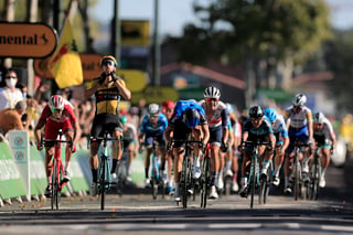 El ciclista belga Wout Van Aert celebra luego de cruzar la meta en el primer lugar en la séptima etapa del Tour de Francia. (AP)