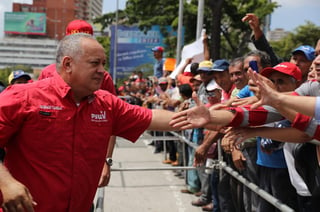 El dirigente venezolano Diosdado Cabello (i), considerado el número dos del chavismo, dijo en una entrevista difundida este domingo que pensó en dejar la política tras superar la COVID-19 hace unas semanas, cuando su estado de salud seguía resentido por la enfermedad. (ARCHIVO) 